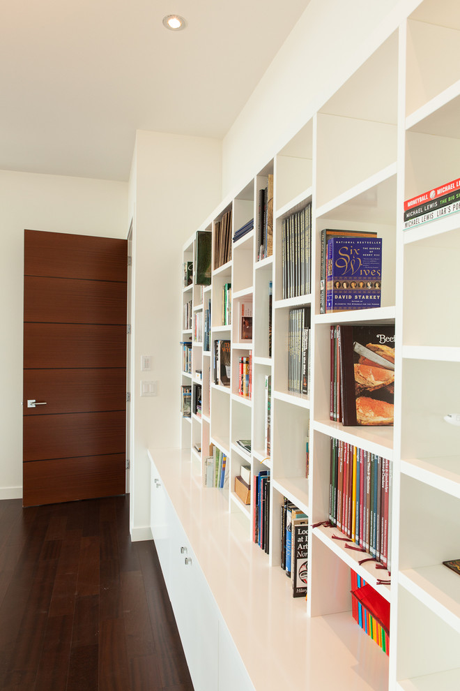 Пример оригинального дизайна: гостиная комната в стиле модернизм с с книжными шкафами и полками и белыми стенами