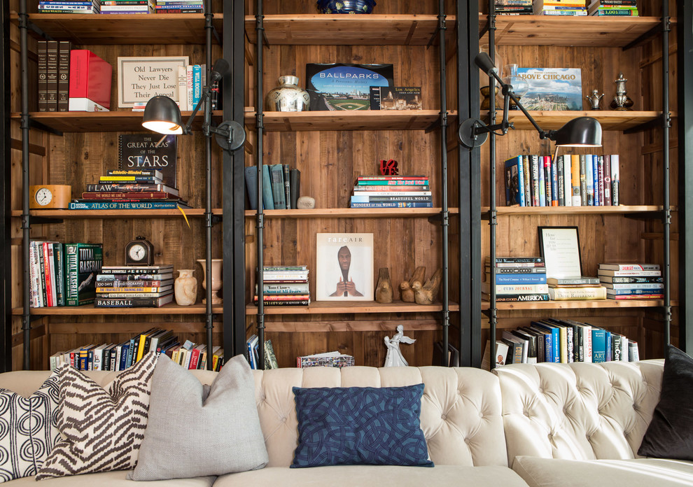 Foto di un soggiorno country di medie dimensioni e aperto con libreria, pareti beige, pavimento in legno massello medio e nessuna TV