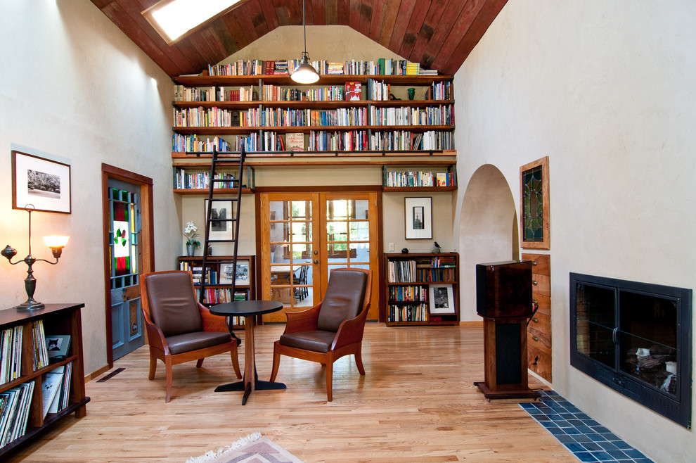 Idée de décoration pour un salon tradition avec une bibliothèque ou un coin lecture.