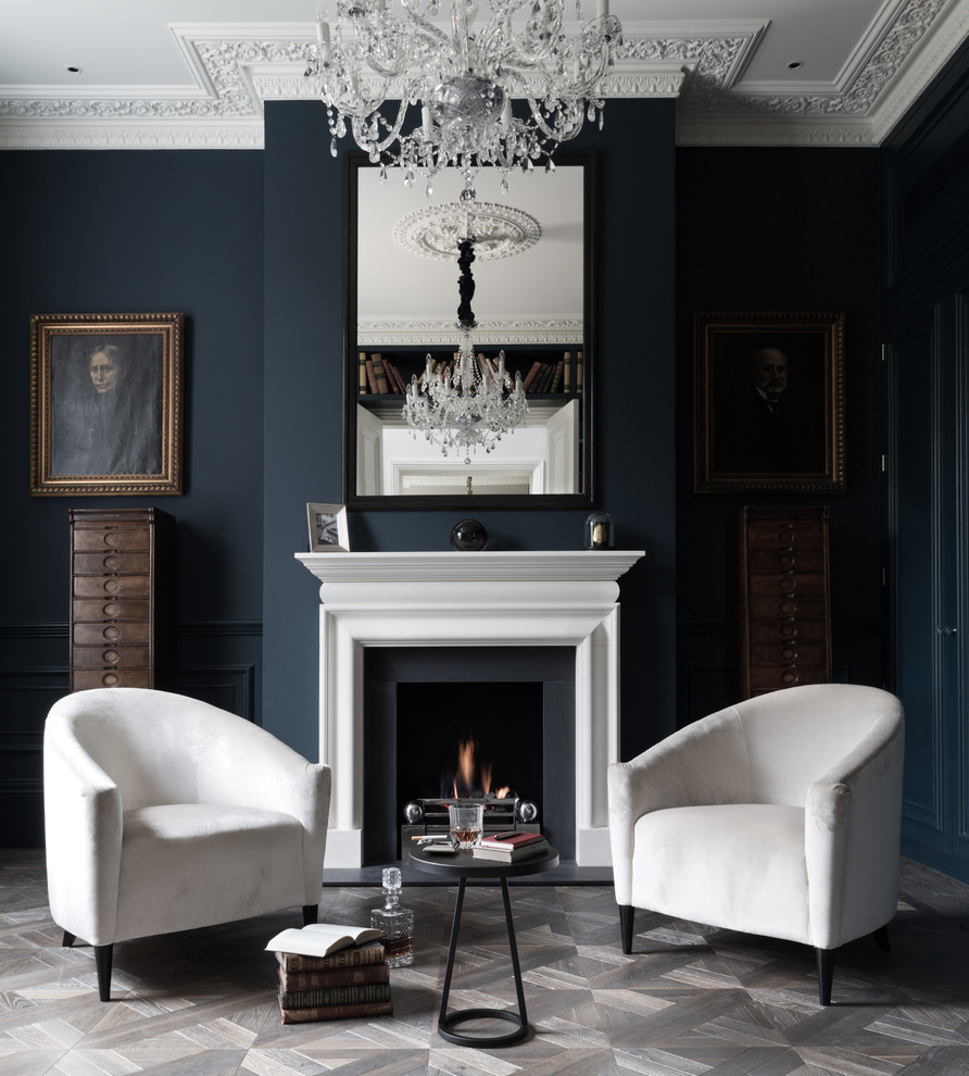 ロンドンにあるラグジュアリーな中くらいなトランジショナルスタイルのおしゃれなリビング (青い壁、標準型暖炉、グレーの床) の写真
