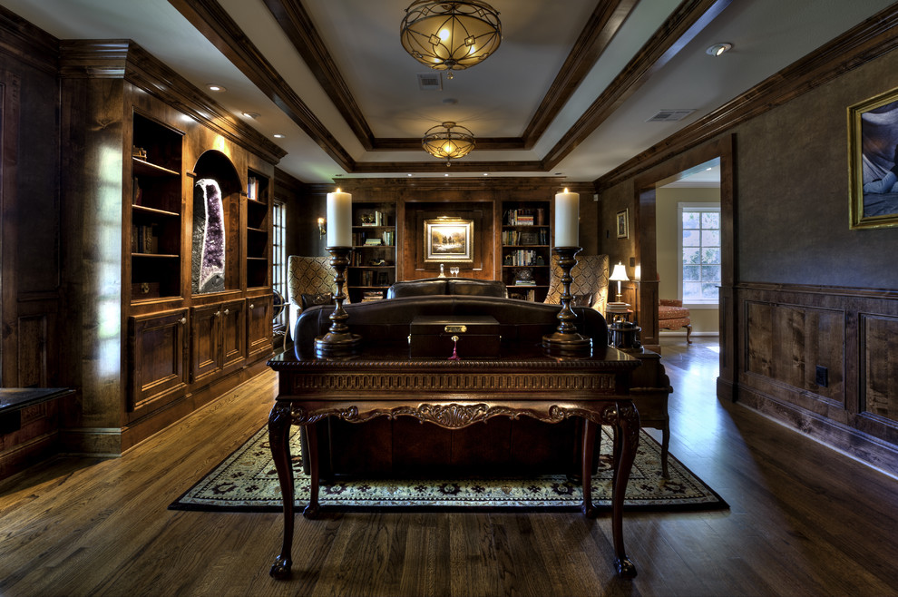 Пример оригинального дизайна: гостиная комната в классическом стиле с с книжными шкафами и полками и ковром на полу
