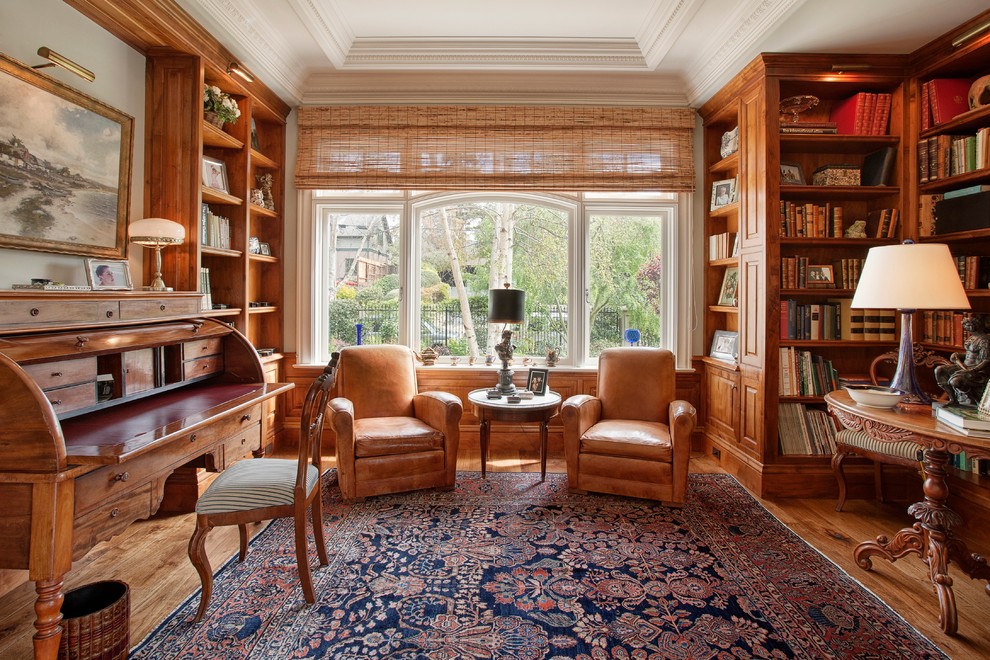 Свежая идея для дизайна: домашняя библиотека среднего размера в классическом стиле с паркетным полом среднего тона - отличное фото интерьера