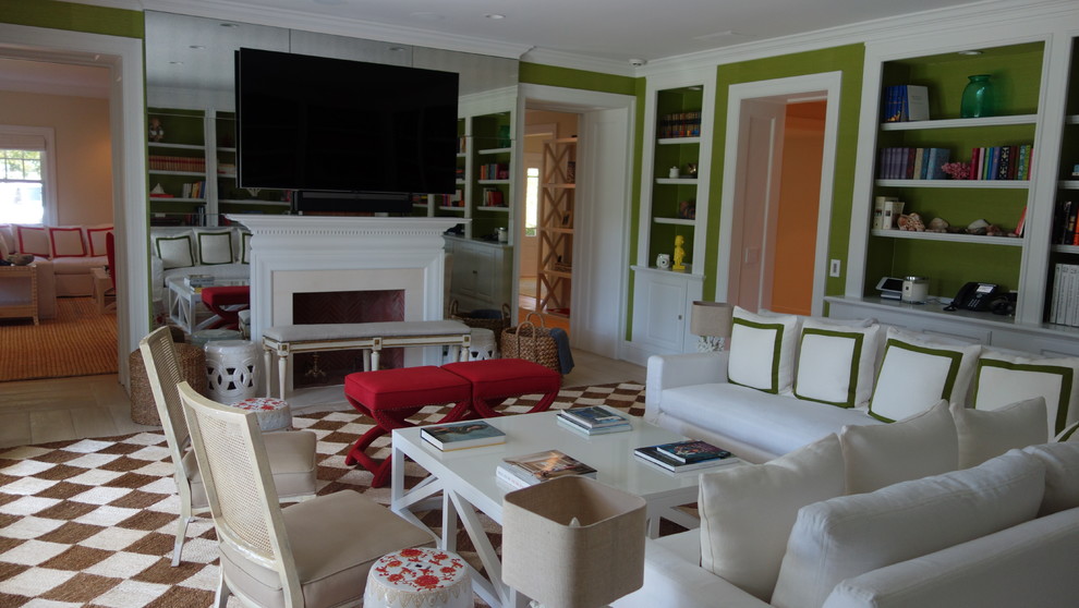 Идея дизайна: изолированная гостиная комната среднего размера в современном стиле с с книжными шкафами и полками, зелеными стенами, ковровым покрытием и телевизором на стене