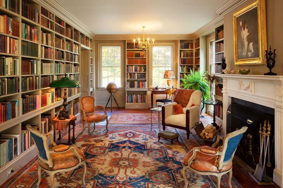 Inspiration för ett stort vintage separat vardagsrum, med ett bibliotek, mellanmörkt trägolv, en standard öppen spis, en spiselkrans i trä och beige väggar