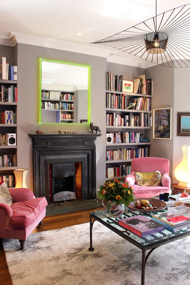 Источник вдохновения для домашнего уюта: открытая гостиная комната среднего размера в стиле фьюжн с с книжными шкафами и полками, серыми стенами, стандартным камином, фасадом камина из металла, мраморным полом и коричневым полом