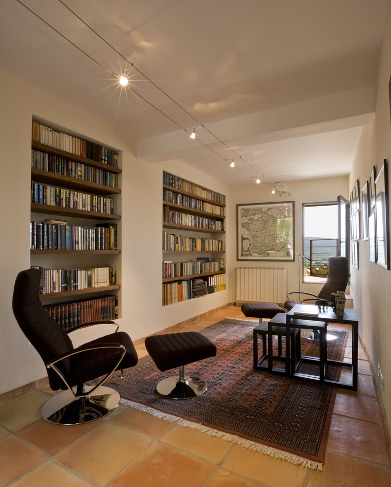 Idée de décoration pour un salon méditerranéen avec une bibliothèque ou un coin lecture.