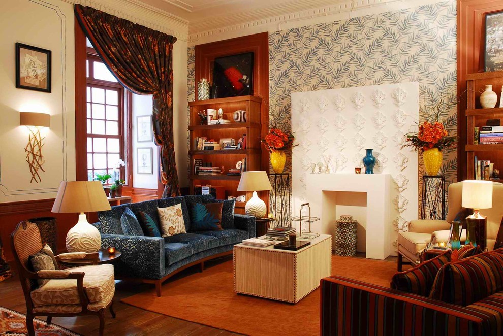 Пример оригинального дизайна: огромная открытая гостиная комната в средиземноморском стиле с синими стенами, паркетным полом среднего тона и фасадом камина из штукатурки