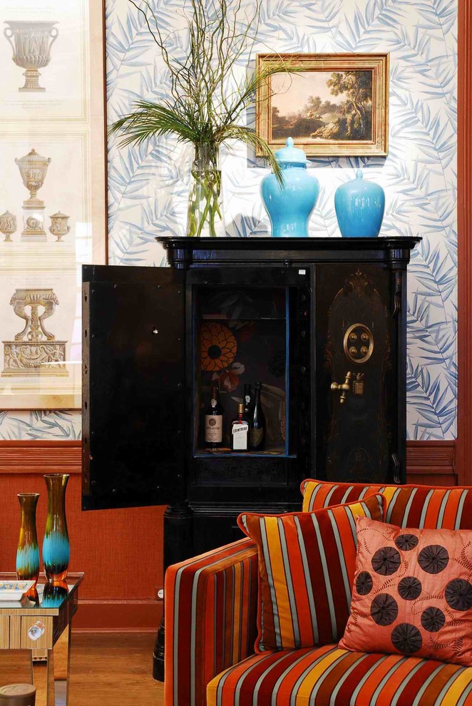 Aménagement d'un très grand salon méditerranéen ouvert avec un mur bleu, un sol en bois brun et un manteau de cheminée en plâtre.