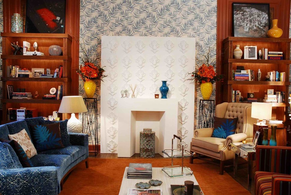 На фото: огромная открытая гостиная комната в средиземноморском стиле с синими стенами, паркетным полом среднего тона и фасадом камина из штукатурки