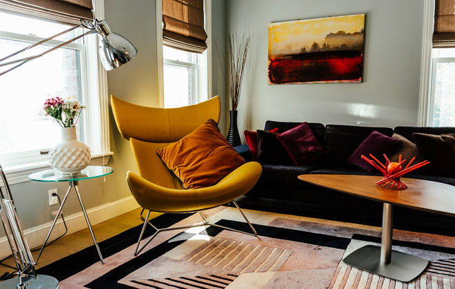 Ejemplo de salón para visitas tipo loft minimalista grande con suelo de madera clara y televisor independiente