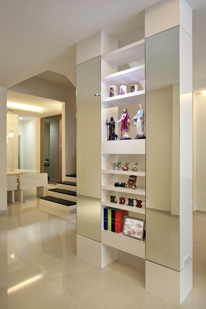 Modernes Wohnzimmer mit Porzellan-Bodenfliesen und TV-Wand in Singapur