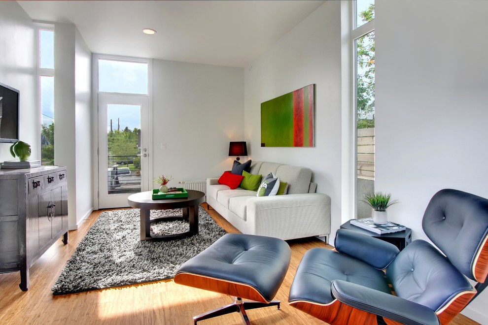 Kleines, Offenes Modernes Wohnzimmer mit braunem Holzboden und TV-Wand in Seattle