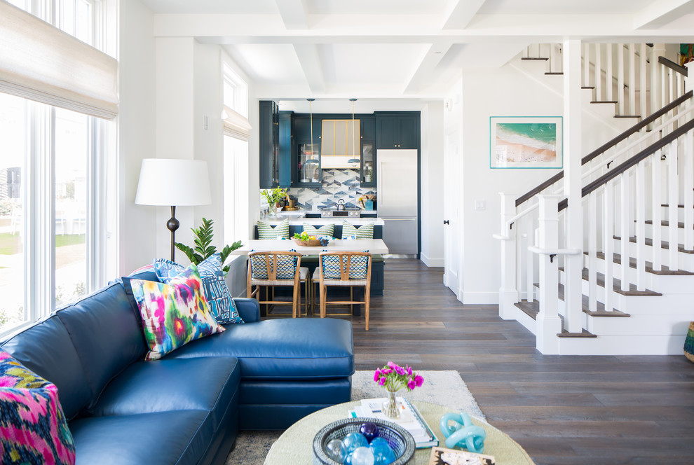 Стильный дизайн: изолированная гостиная комната среднего размера в морском стиле - последний тренд