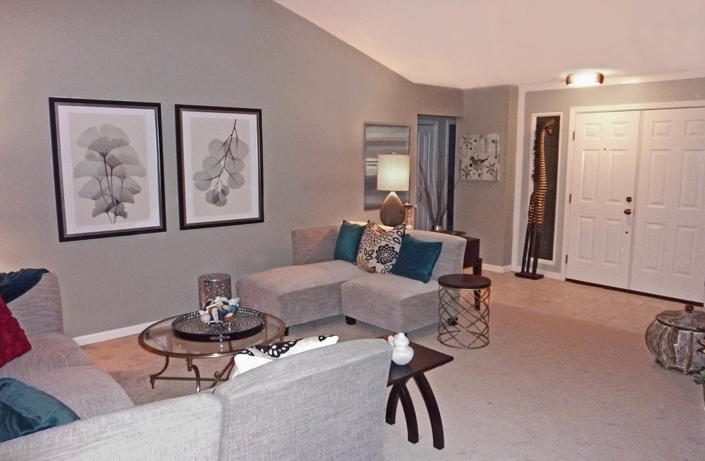 Пример оригинального дизайна: открытая гостиная комната среднего размера в стиле неоклассика (современная классика) с серыми стенами и ковровым покрытием