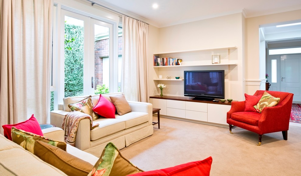 На фото: открытая гостиная комната среднего размера в современном стиле с отдельно стоящим телевизором, белыми стенами и ковровым покрытием без камина с
