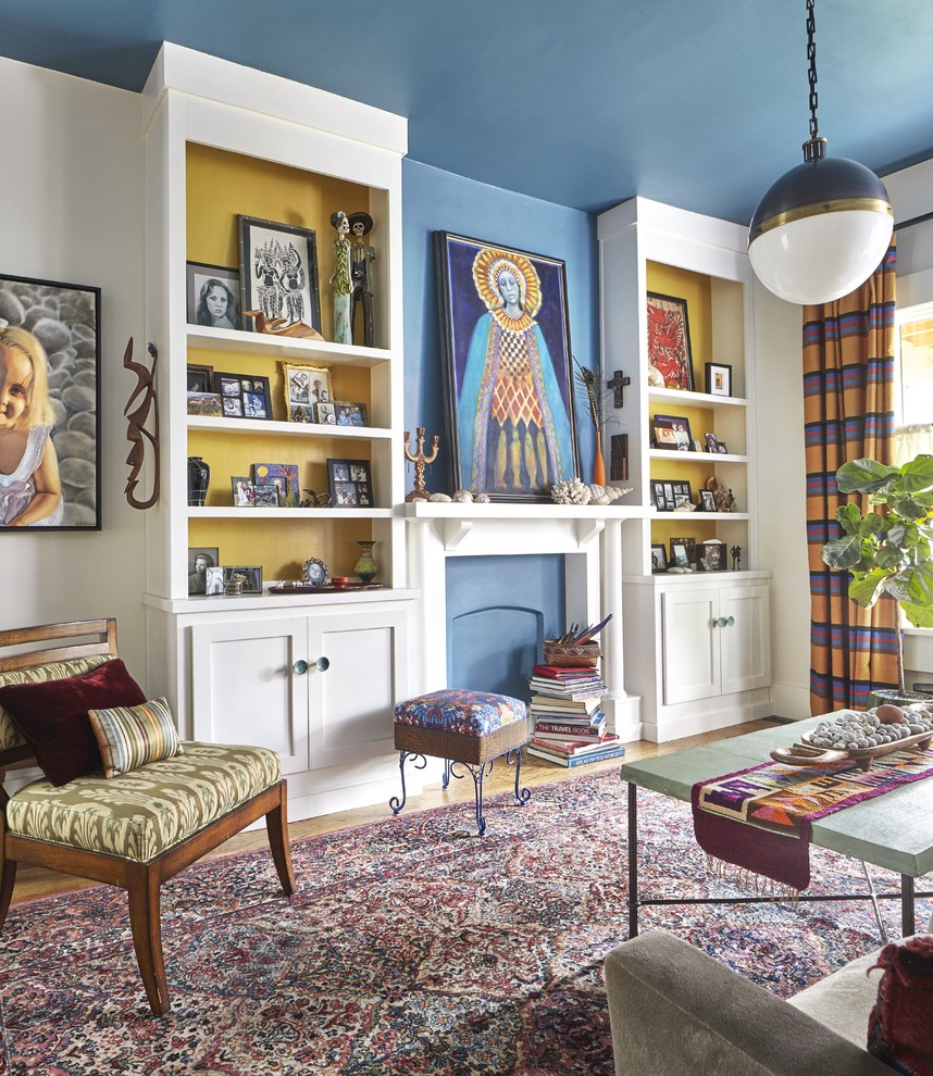 Idéer för amerikanska vardagsrum, med blå väggar, ljust trägolv och brunt golv