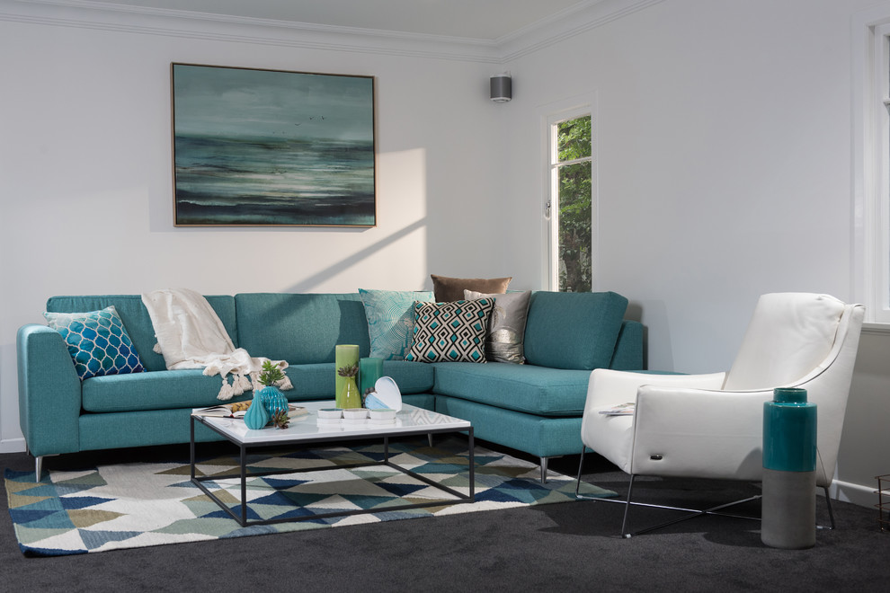 Idee per un grande soggiorno minimalista aperto con moquette, TV nascosta e pareti bianche