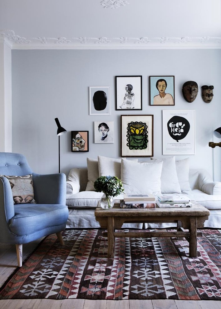 Свежая идея для дизайна: гостиная комната в стиле фьюжн с синими стенами и бежевым полом - отличное фото интерьера