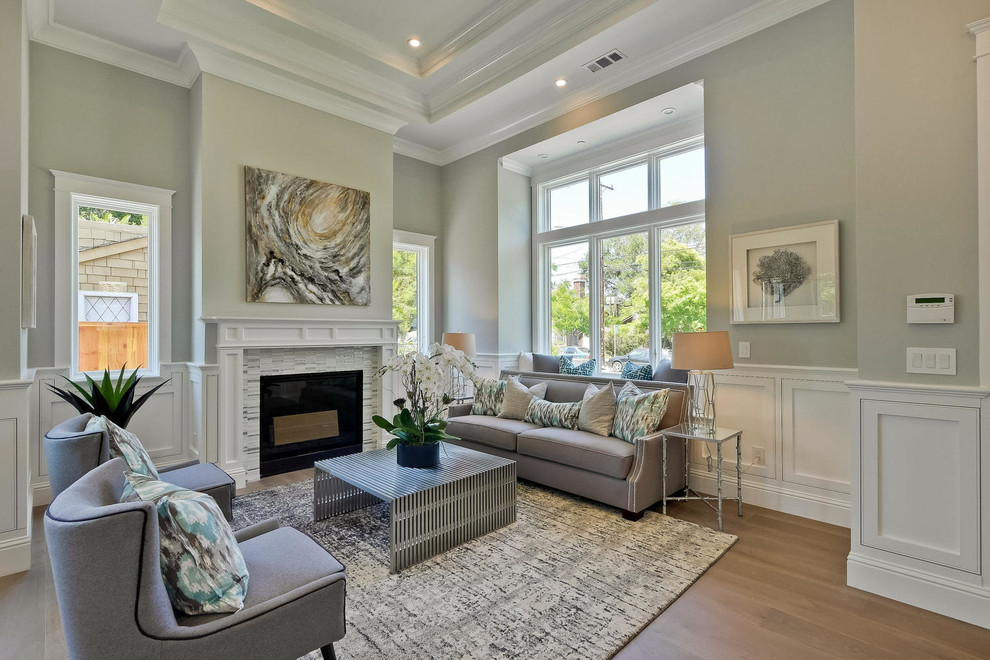 Repräsentatives Klassisches Wohnzimmer mit grauer Wandfarbe, braunem Holzboden und Kamin in San Francisco