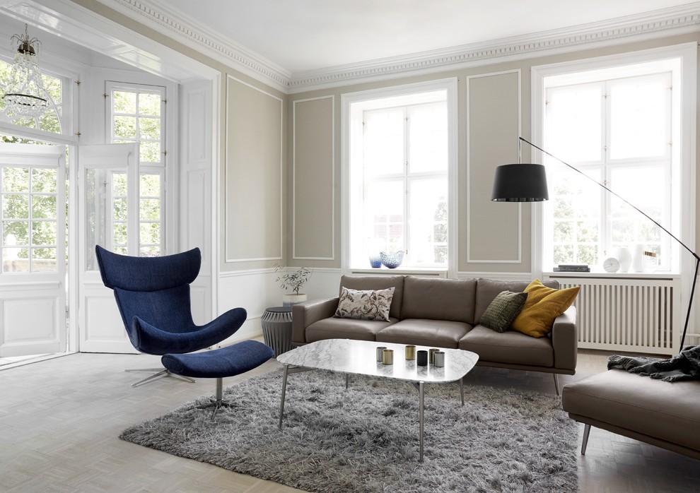 Источник вдохновения для домашнего уюта: парадная, изолированная гостиная комната среднего размера в современном стиле с серыми стенами