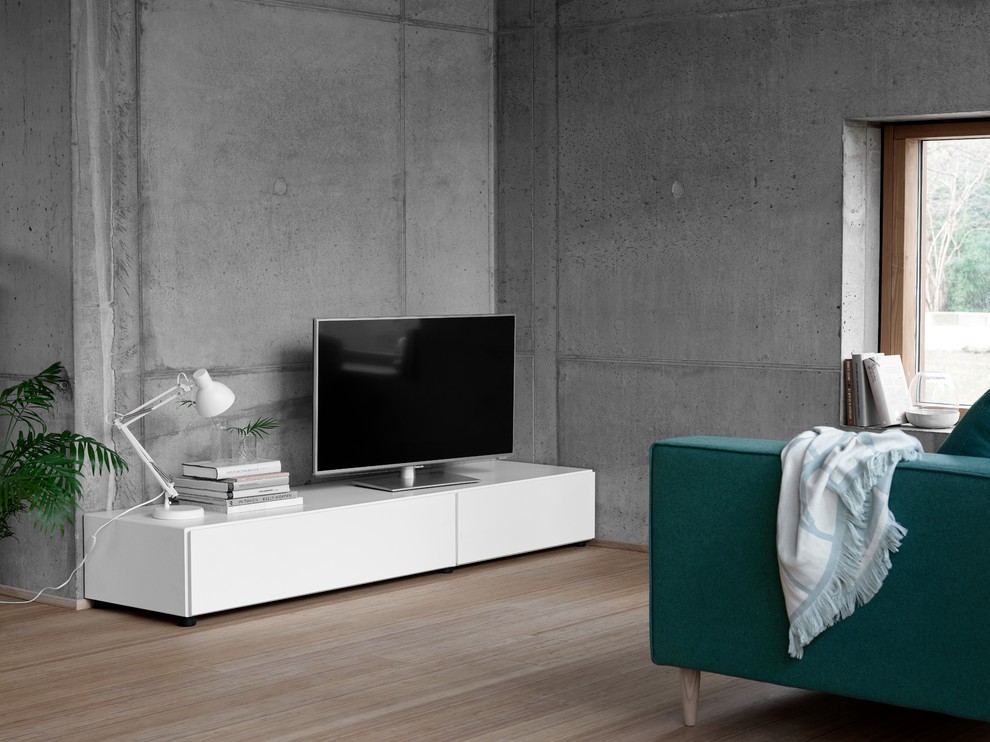 Ejemplo de salón cerrado actual pequeño con paredes grises, suelo de madera clara y televisor independiente