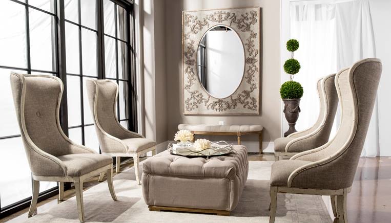 Foto di un soggiorno tradizionale di medie dimensioni con sala formale, pareti beige, pavimento in cemento e pavimento marrone