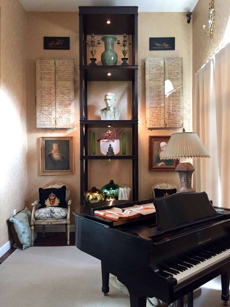 Ejemplo de salón con rincón musical abierto ecléctico de tamaño medio con paredes beige y suelo de baldosas de cerámica