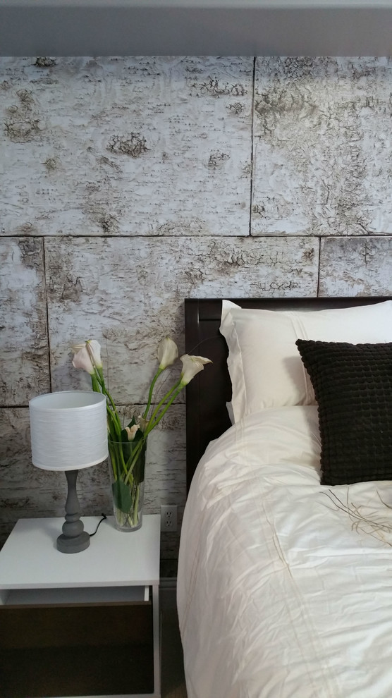 Cette photo montre une petite chambre moderne avec un mur gris, parquet clair et cheminée suspendue.