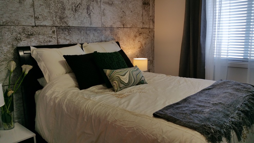 Kleines Modernes Schlafzimmer mit grauer Wandfarbe, hellem Holzboden und Hängekamin in Edmonton