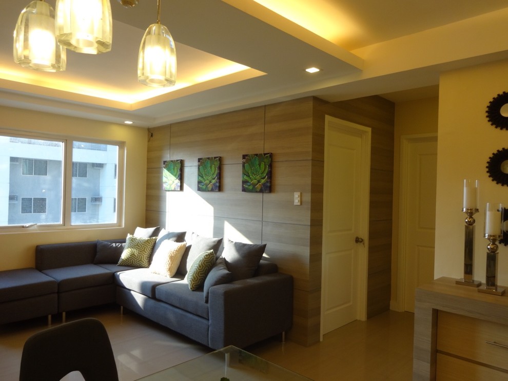 Mittelgroßes, Offenes Modernes Wohnzimmer ohne Kamin mit beiger Wandfarbe, Porzellan-Bodenfliesen und Multimediawand in Sonstige