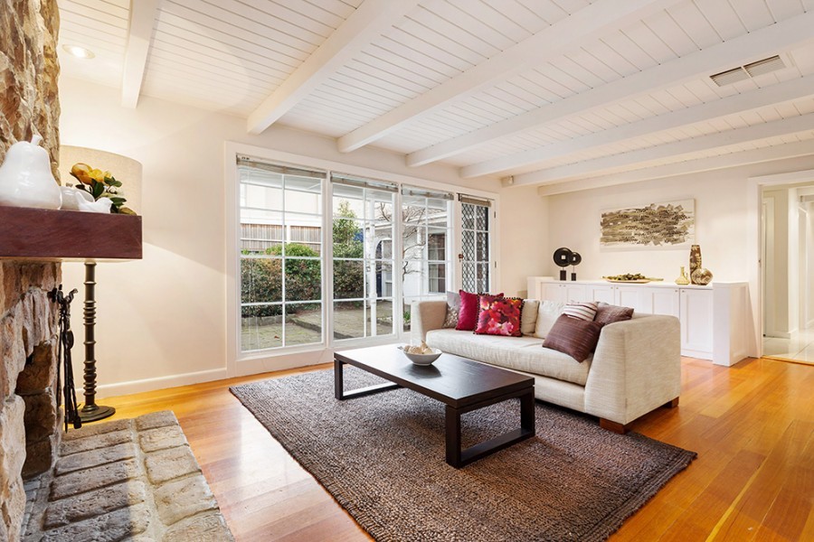 Idée de décoration pour un salon minimaliste fermé avec une salle de réception, un mur beige, un sol en bois brun, un téléviseur indépendant et un sol marron.