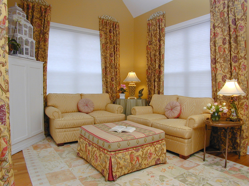 Klassisches Wohnzimmer mit gelber Wandfarbe und braunem Holzboden in Bridgeport