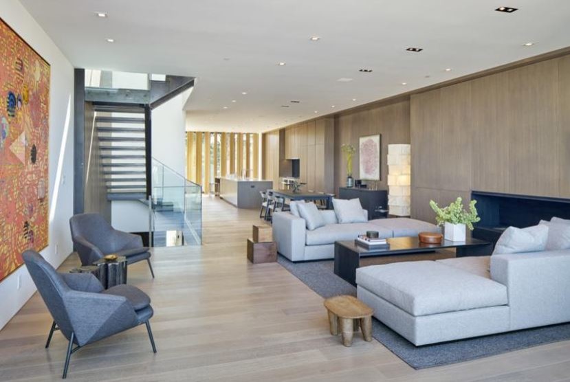 Immagine di un soggiorno moderno con parquet chiaro