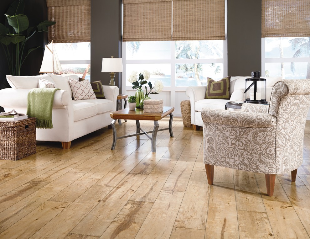 Modelo de salón para visitas abierto tradicional de tamaño medio sin chimenea y televisor con paredes marrones y suelo de madera clara