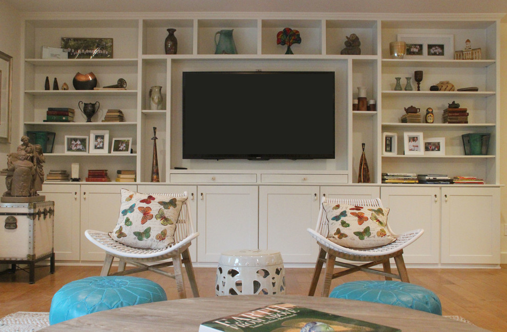 Inspiration pour un grand salon bohème ouvert avec un mur blanc, un sol en bois brun et un téléviseur encastré.