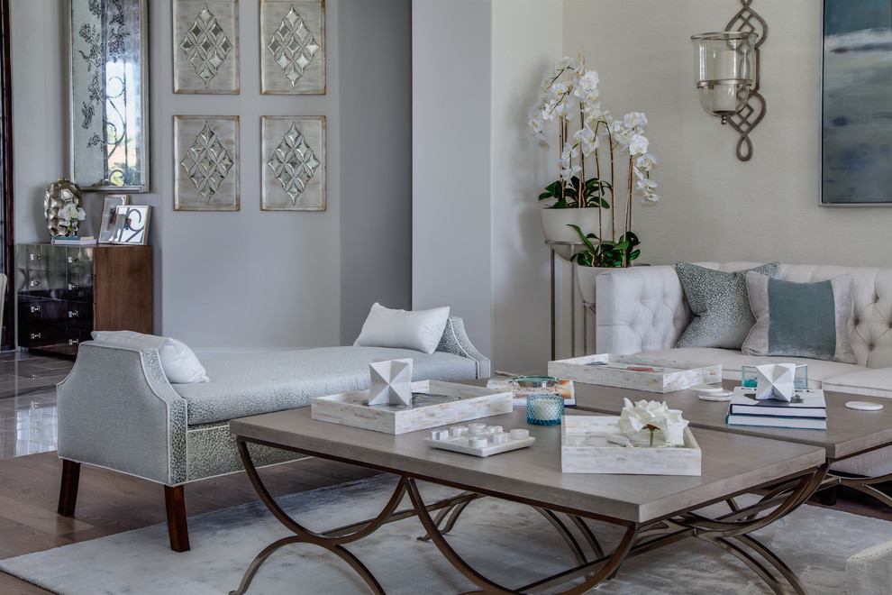 Idee per un grande soggiorno tradizionale aperto con pareti bianche, pavimento in legno massello medio e pavimento marrone