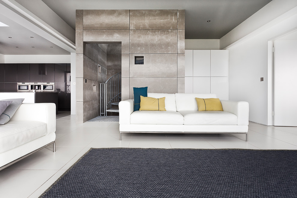 Offenes Modernes Wohnzimmer mit weißer Wandfarbe in Hampshire