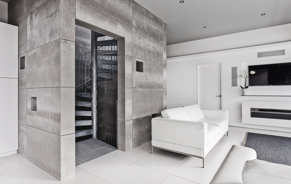 Источник вдохновения для домашнего уюта: гостиная комната в современном стиле с белыми стенами, горизонтальным камином и телевизором на стене