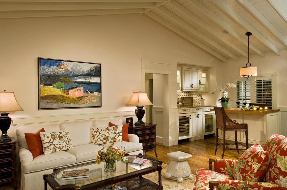 Свежая идея для дизайна: открытая гостиная комната среднего размера в морском стиле с бежевыми стенами, паркетным полом среднего тона и коричневым полом - отличное фото интерьера