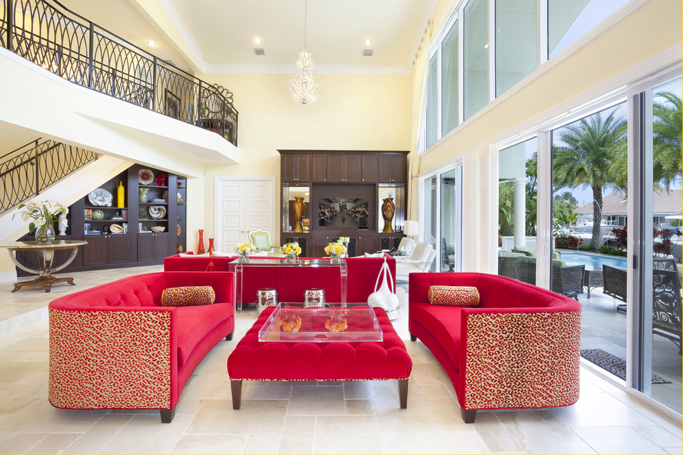 Offenes Modernes Wohnzimmer mit beiger Wandfarbe in Miami
