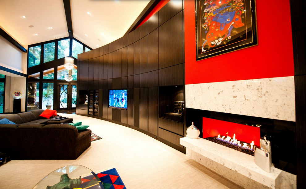 Foto di un ampio soggiorno con sala formale, pareti rosse, moquette, cornice del camino in pietra e parete attrezzata