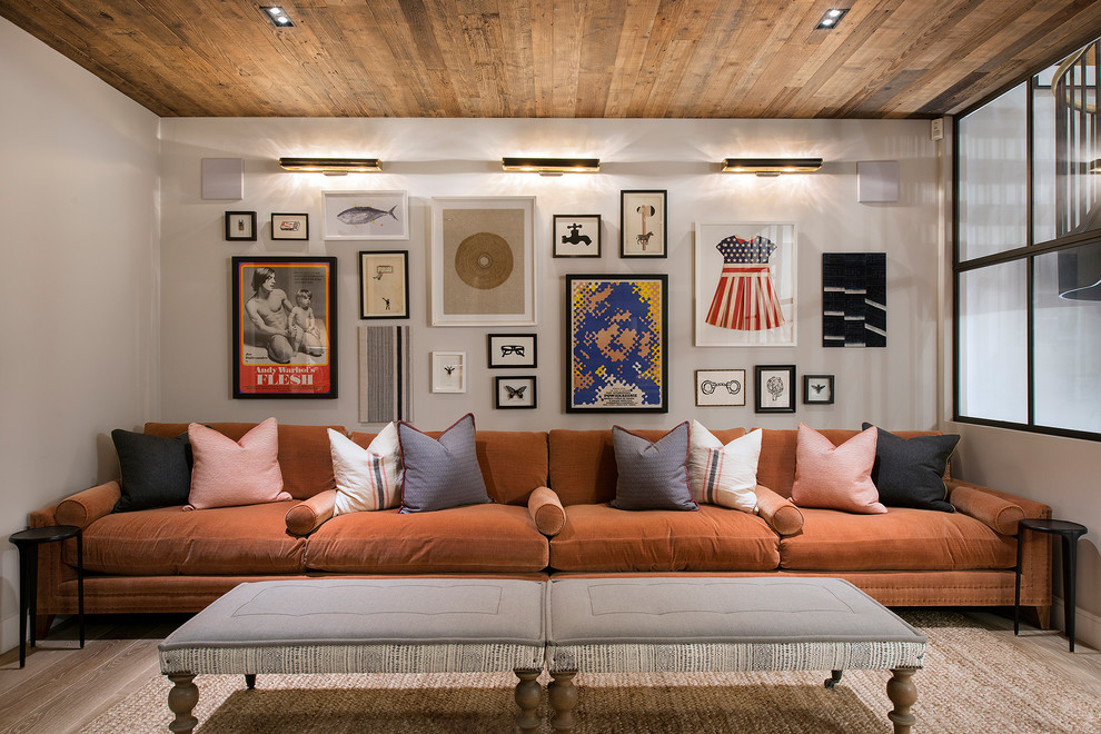Immagine di un soggiorno tropicale di medie dimensioni e chiuso con pareti beige, sala formale, pavimento in legno massello medio e pavimento marrone