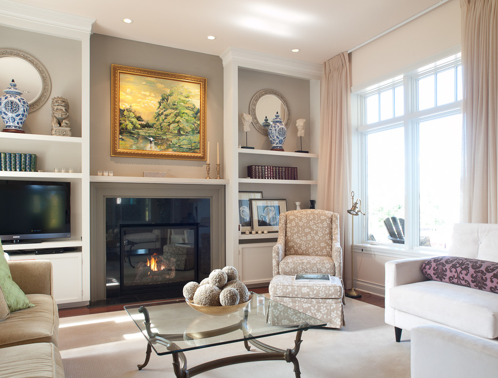 Inspiration pour un salon design de taille moyenne et fermé avec un mur gris, moquette, une cheminée standard, un manteau de cheminée en plâtre et un téléviseur encastré.