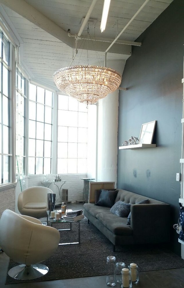 Пример оригинального дизайна: парадная, изолированная гостиная комната среднего размера в стиле лофт с черными стенами, бетонным полом и серым полом без камина, телевизора