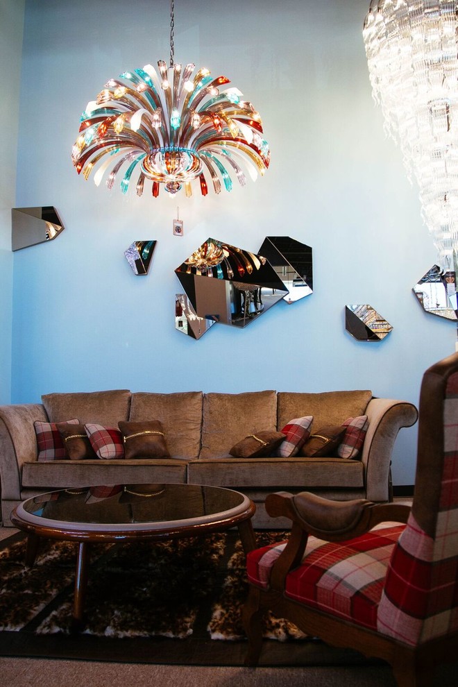Стильный дизайн: парадная, открытая гостиная комната среднего размера в стиле фьюжн с синими стенами, ковровым покрытием и коричневым полом без камина - последний тренд