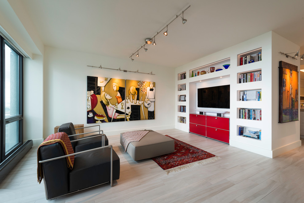 Пример оригинального дизайна: гостиная комната в современном стиле с белыми стенами, светлым паркетным полом и телевизором на стене