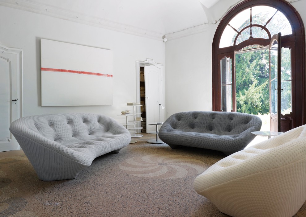 Foto di un soggiorno minimal con pareti bianche