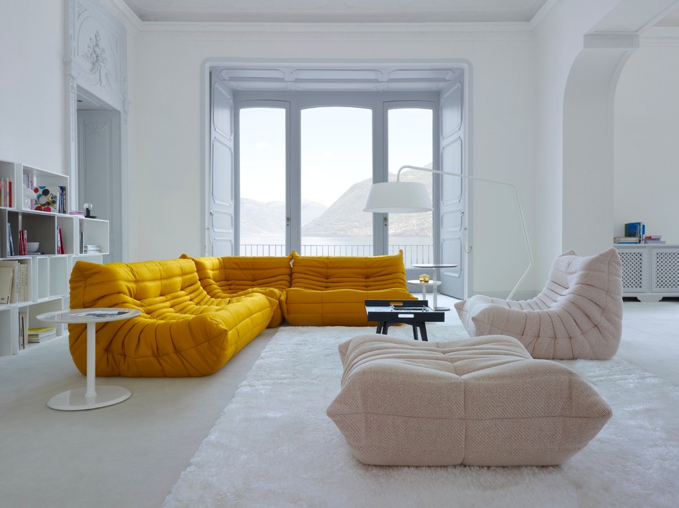 Esempio di un grande soggiorno minimal con pareti bianche e pavimento bianco