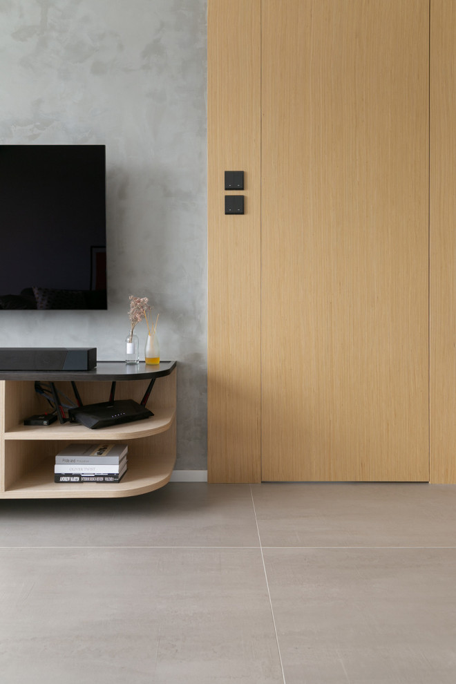Ejemplo de salón tipo loft minimalista de tamaño medio con paredes blancas, suelo de baldosas de cerámica, televisor colgado en la pared y suelo gris