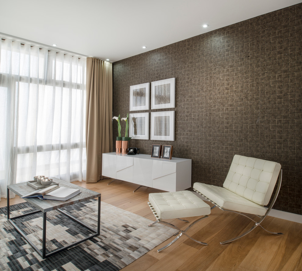 Пример оригинального дизайна: гостиная комната в современном стиле с акцентной стеной и ковром на полу